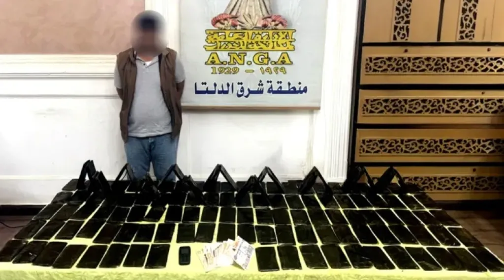 متهم مع المضبوطات- وزارة الداخلية