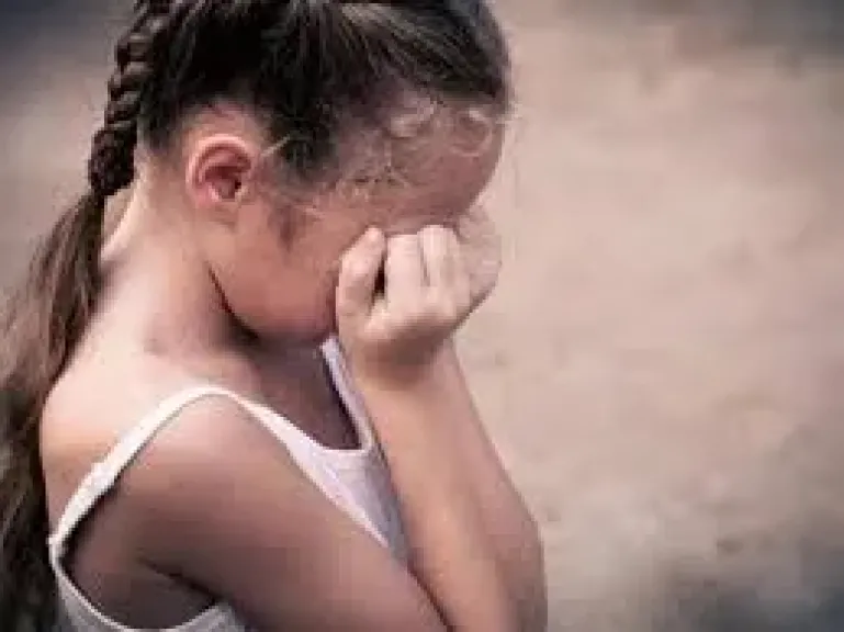 مسن يتعدى على طفلة ويلقى مصرعه أثناء مطاردة الأهالي - أرشيفية