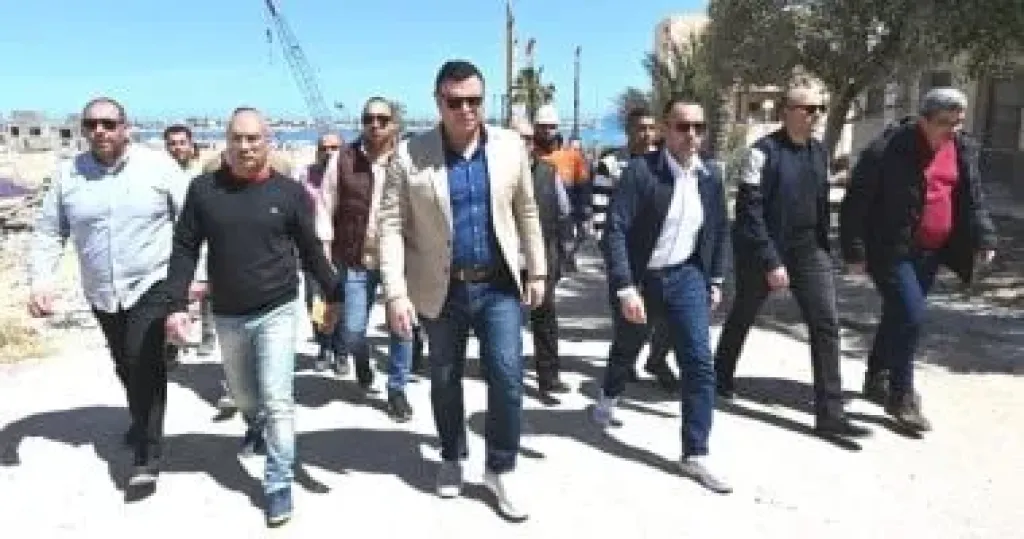 وزير الإسكان يتفقد أعمال رفع كفاءة طريق الازدواج