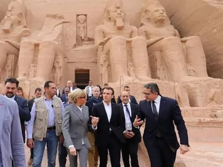 ماكرو داخل المتحف المصري 