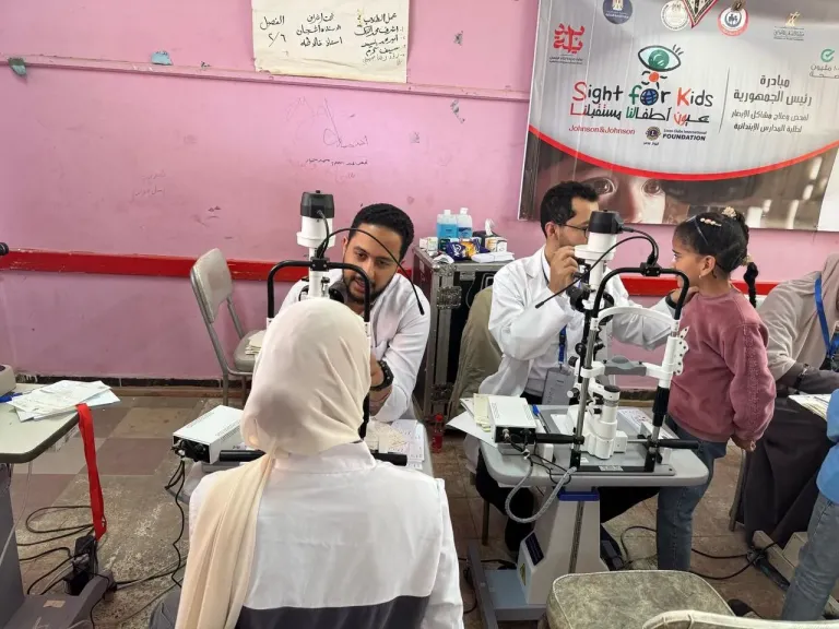 جانب من فحص قيون التلاميذ 