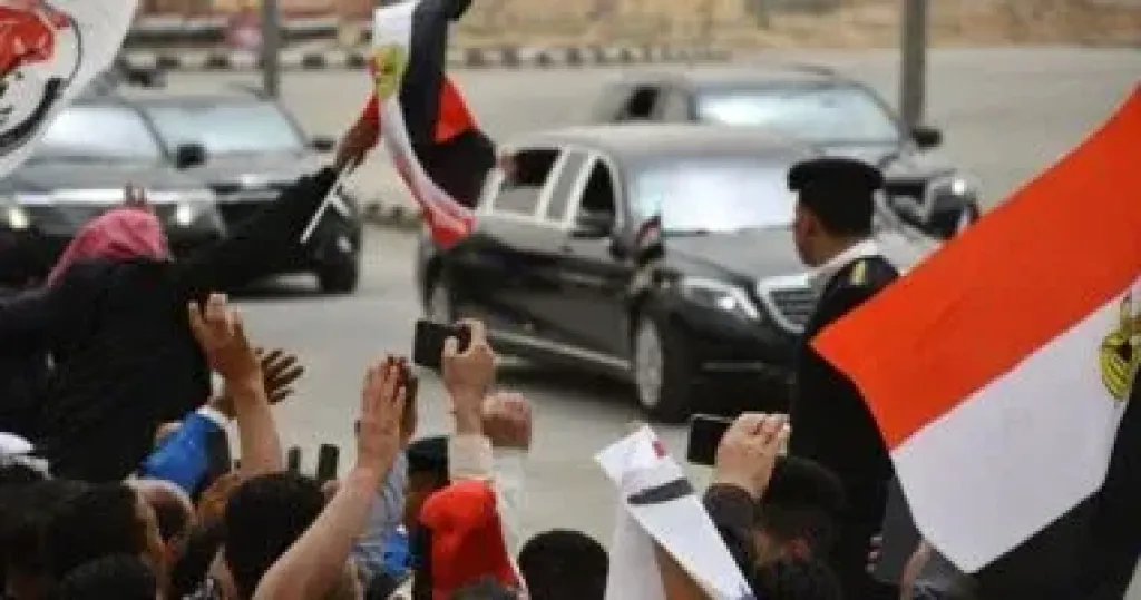 الرئيس السيسي ونظيره الفرنسي يحييان المواطنين المحتشدين