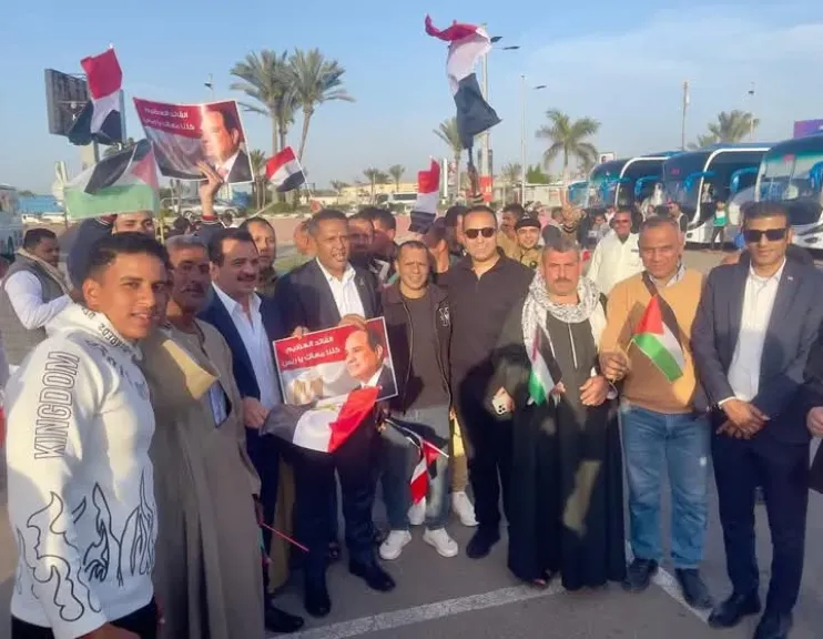 احتشاد المصريين أمام بوابات رفح