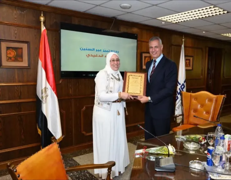 الطيار أحمد عادل يكرّم سماء الدغيدى تقديرًا لمسيرتها المشرفة 
