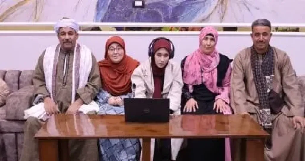 طالبة اسيوط مع عائلتها