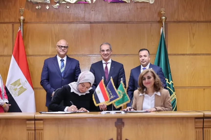 وزير الاتصالات و محافظ القليوبية 