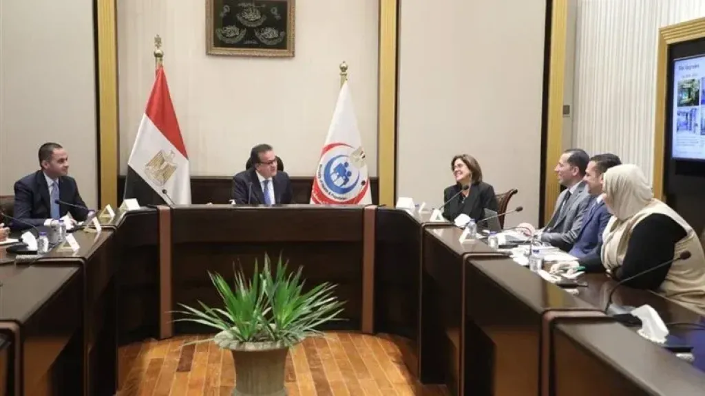 وفدًا من ممثلي شركة «نوفارتس مصر» 