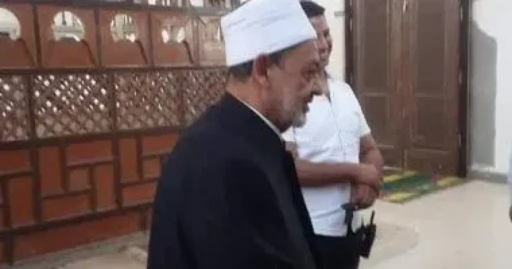 زيارة شيخ الأزهر لقبر والده وجده