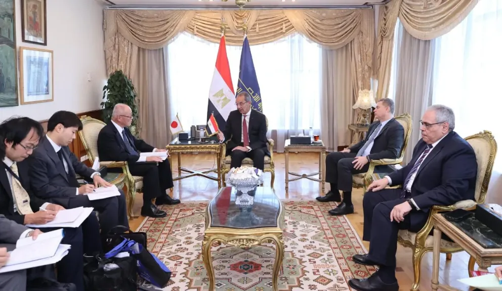 وزير الاتصالات مع سفير اليابان 