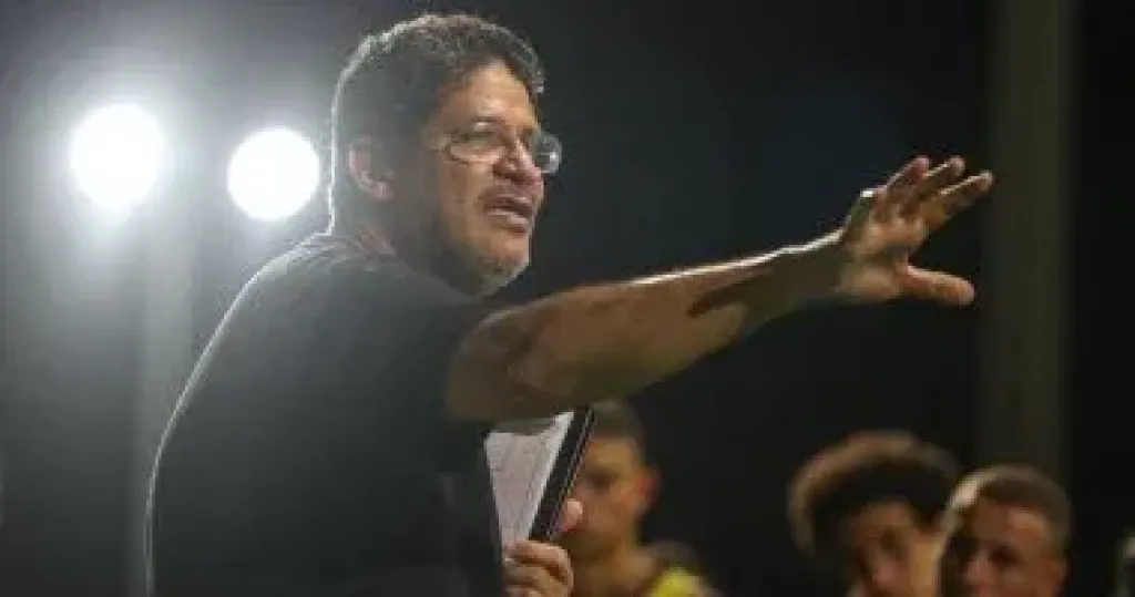 أيمن الرمادي المدير الفني السابق لفريق سيراميكا
