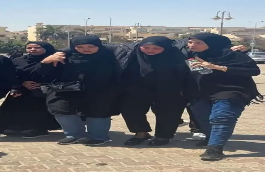 انهيار زوجة الفنان سليمان عيد أثناء صلاة الجنازة