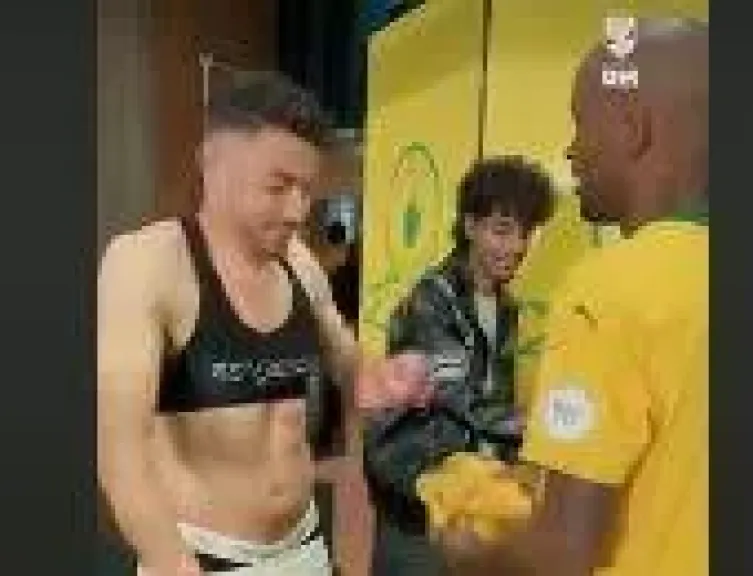 ياسر إبراهيم يتبادل قميصه مع لاعب صن داونز