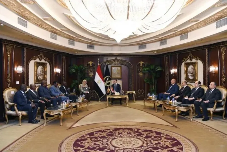وزير الداخلية خلال لقاءه بالمفتش العام للشرطة الأوغندية