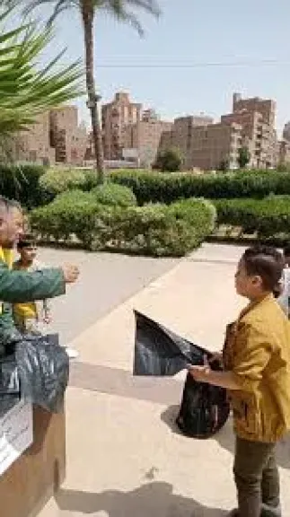هيئة النظافة والتجميل بالجيزة توزع أكياسا مجانا 