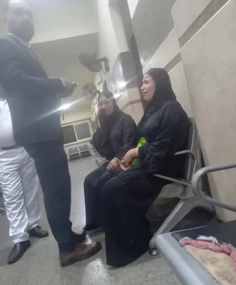 القبض على فتاتين يرقصن  -في المترو-