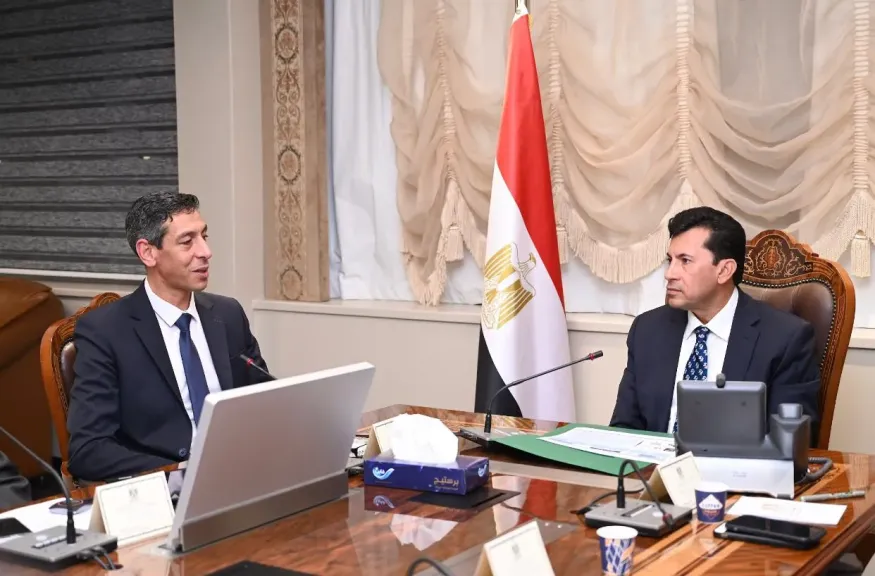 رئيس العاب القوي مع وزير الشباب والرياضة الدكتور أشرف صبحي 