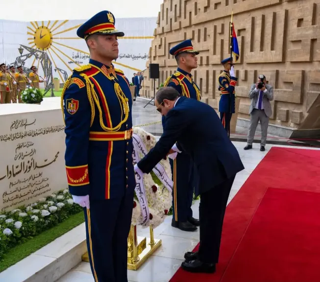 الرئيس  السيسى بضع إكليل من الزهور على قبر الزعيم الراحل محمد أنور السادات وقراءة الفاتحة 