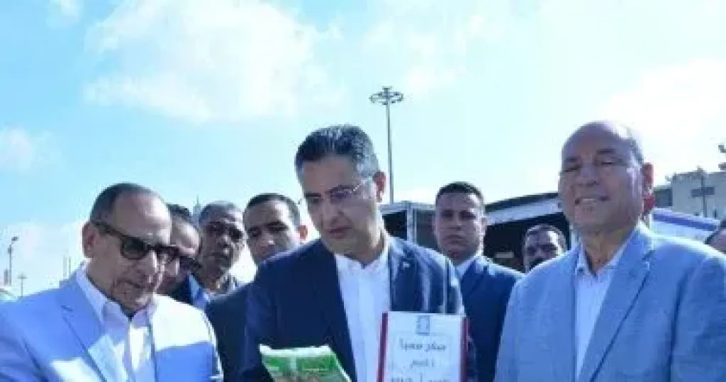 الدكتور شريف فاروق وزير التموين خلال تفقد الأسواق