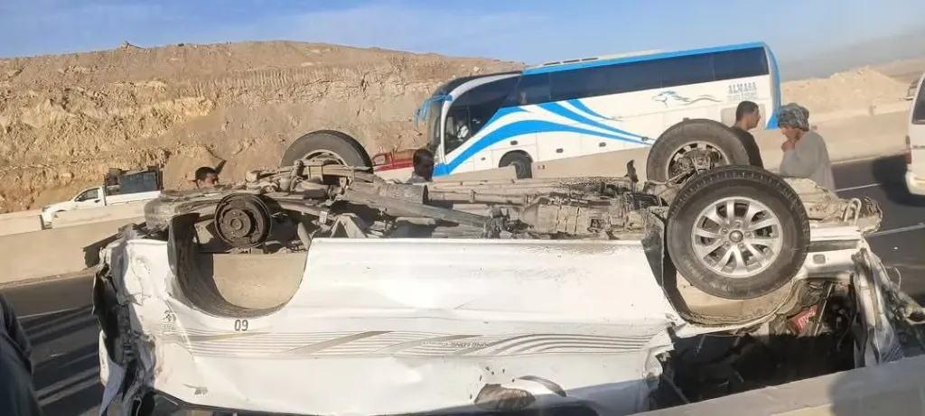 انقلاب ميكروباص بالطريق الصحراوي الشرقي