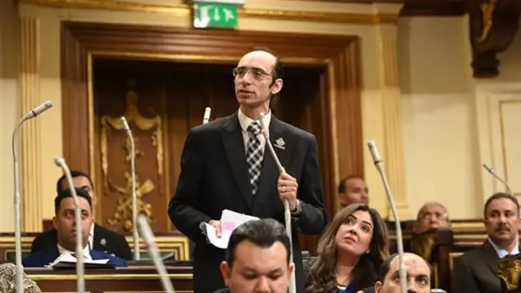 النائب محمد عبد العزيز 