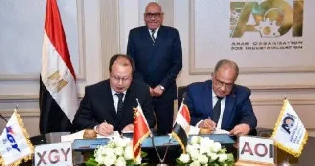 جانب من التوقيع 