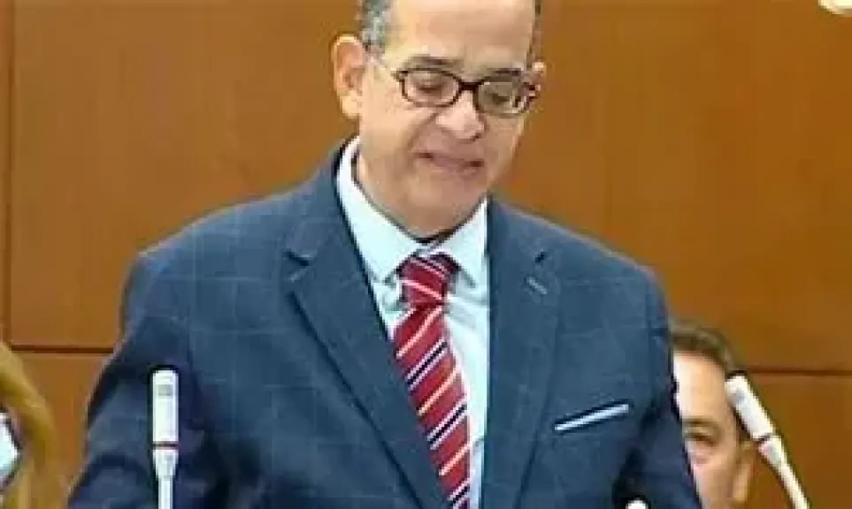 النائب طارق عبد العزيز
