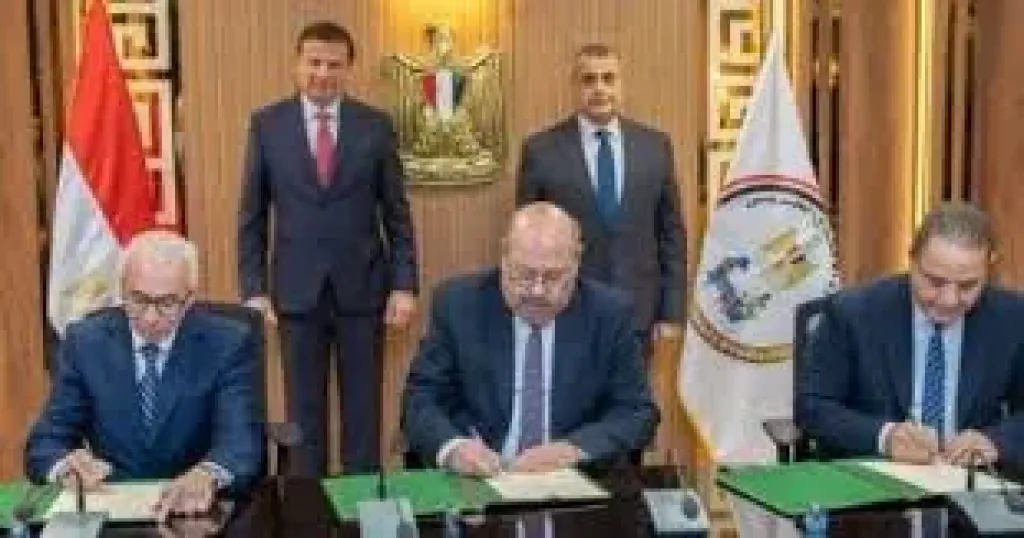 جانب من التوقيع 