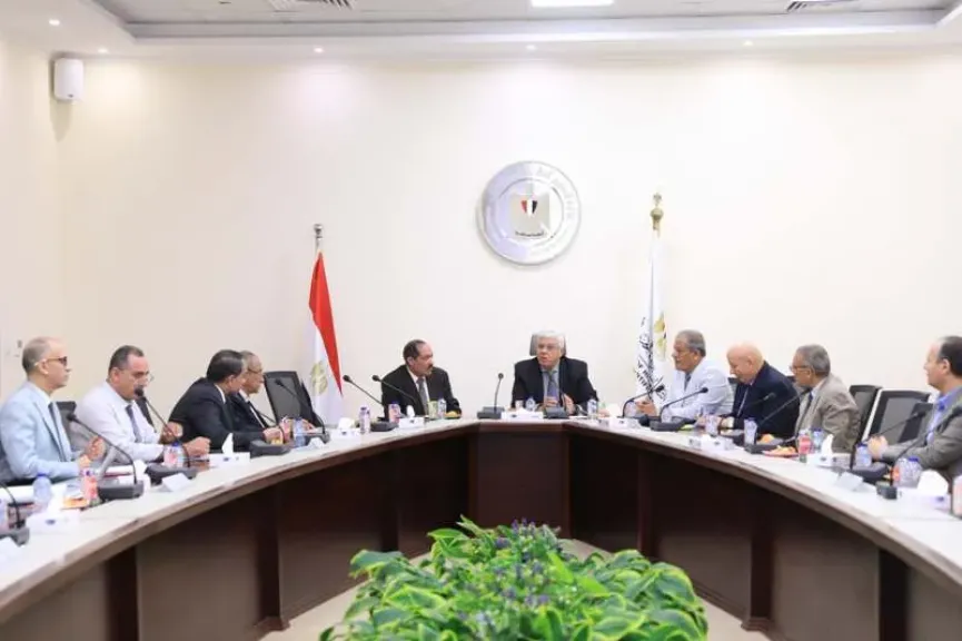 اجتماع وزير التعليم العالي مع أعضاء اللجنة الوزارية لتعيين أعضاء هيئة التدريس