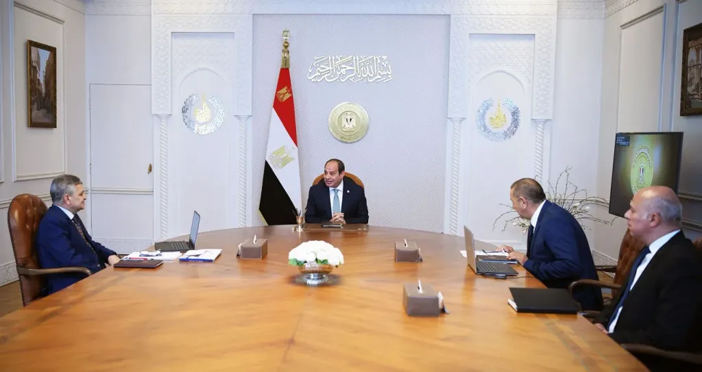 السيد الرئيس عبدالفتاح السيسي يجتمع مع رئيس هيئة قناة السويس ورئيس شركة ترسانة جنوب البحر الأحمر