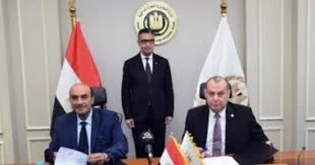 جانب من التوقيع 