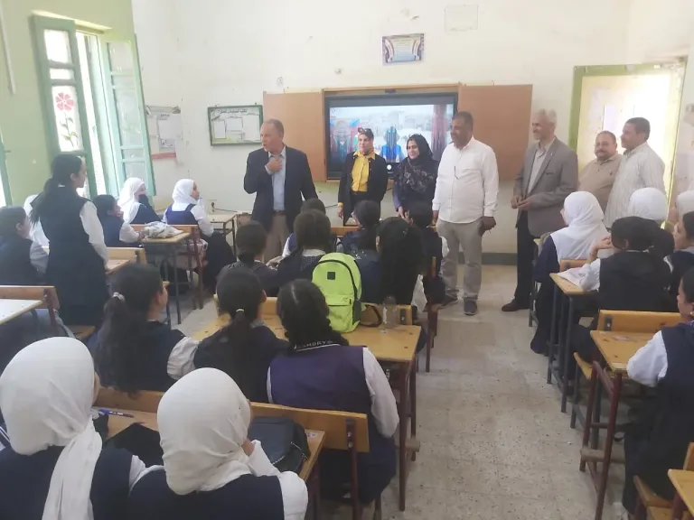 جانب من متابعه 