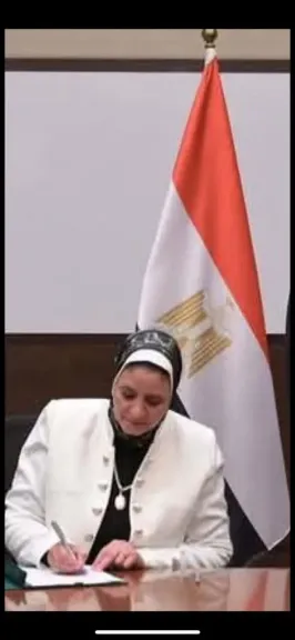 جانب من التوقيع 