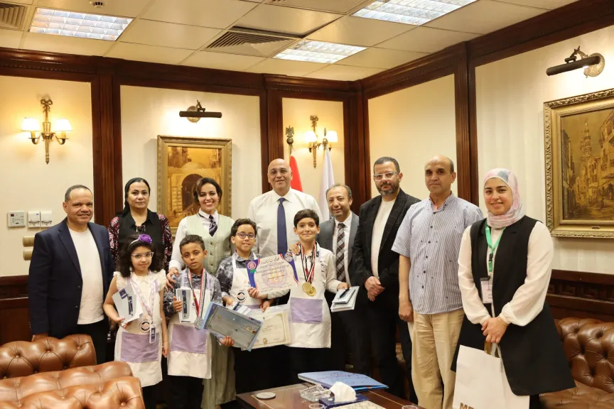 الدكتور باسل رحمي وصغار رواد الأعمال من الاطفال