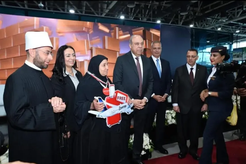 حجاج الجمعيات الأهلية مع الوزيرة 