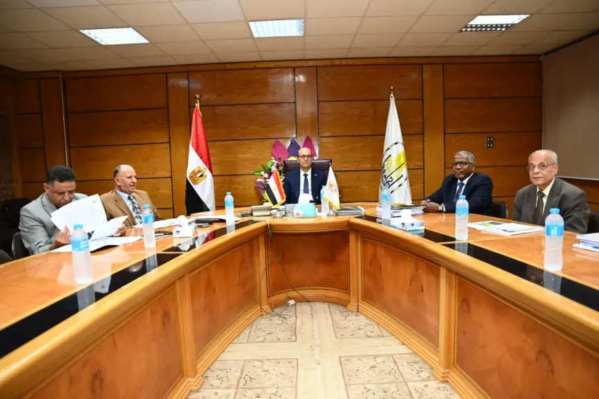 جانب من متابعه 