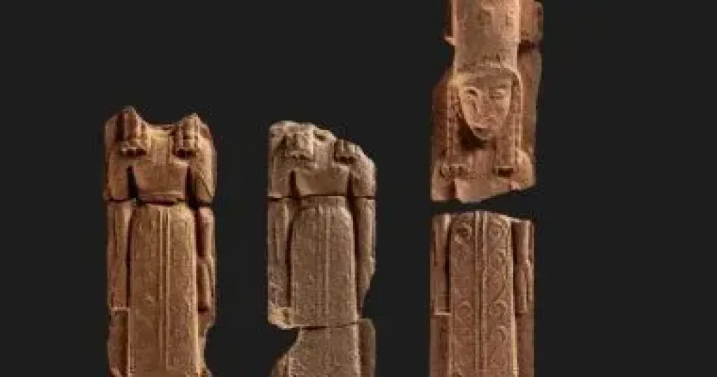 تماثيل نسائية مكسورة