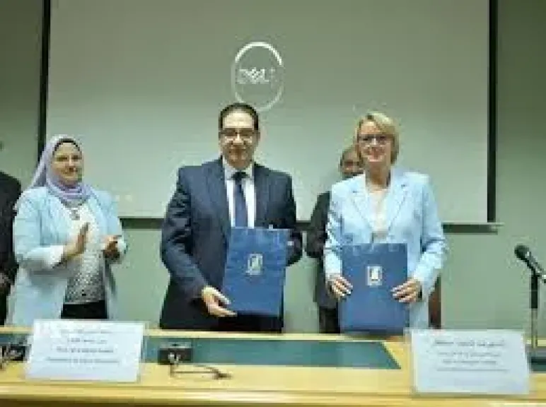 جانب من التوقيع 