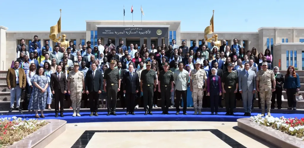 القوات المسلحة تنظم زيارات ميدانية لوفد من الشباب المصرى والأجنبى لعدد من المنشآت العسكرية  