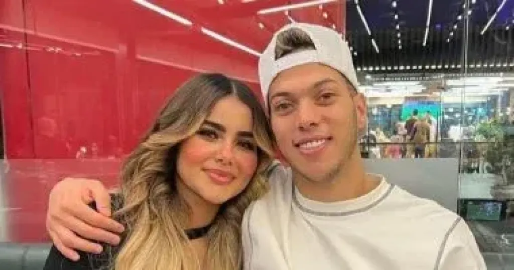 إمام عاشور وزوجته