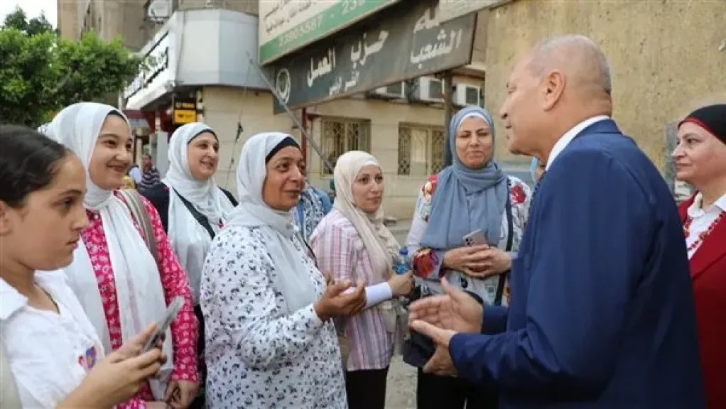 محافظ القاهرة يتنقد لجان امتحانات الشهادة الاعدادية 