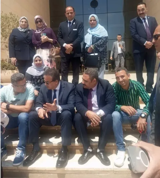 وزير الصحة يحاور الصحفيينعلىى السلم