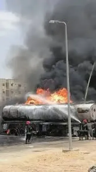 حريق سيارة محملة بالبنزين