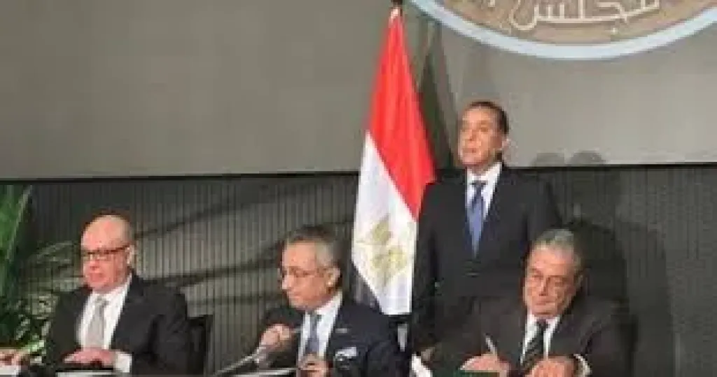 جانب من التوقيع 