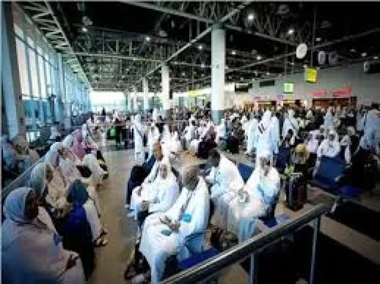 الحجاج في المطار 