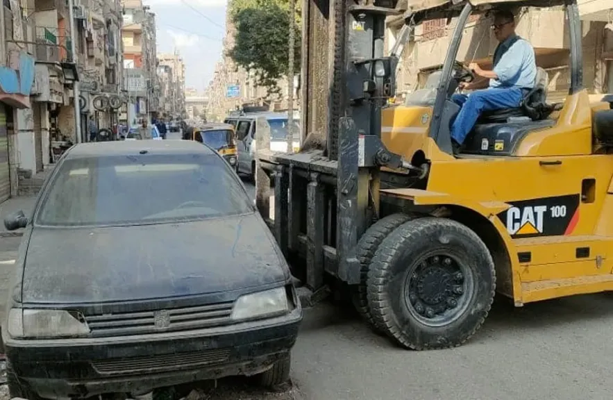رفع سيارة ودراجة نارية متروكة ومتهالكة
