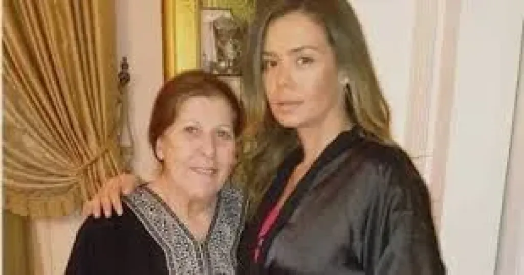 ايمي سالم وجدتها