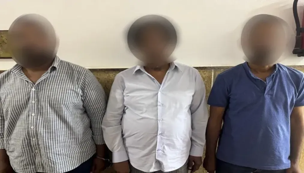 القبض على 3 أشخاص لاقتحام منزل سيدة لسرقتها بأكتوبر