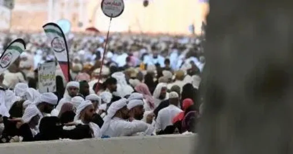 الحجاج يكملون رمي الجمرات