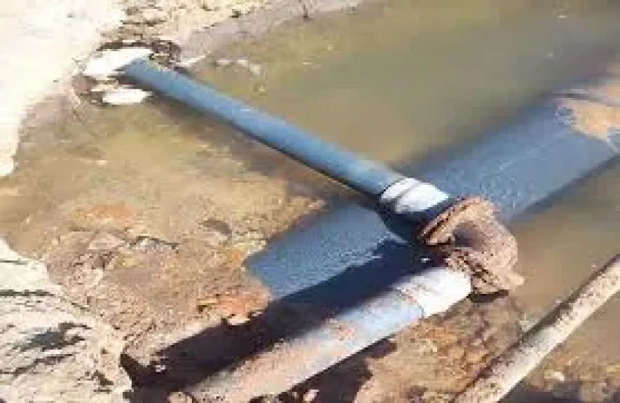 كسر بماسورة مياة