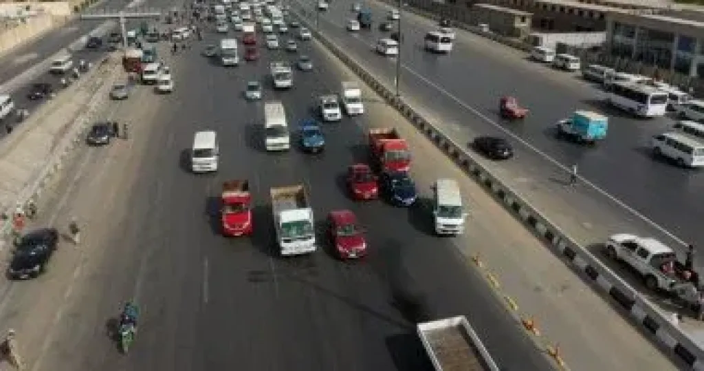 تفعيل مخالفة رادعة للمركبات التي تسير داخل حارة الأتوبيس الترددي